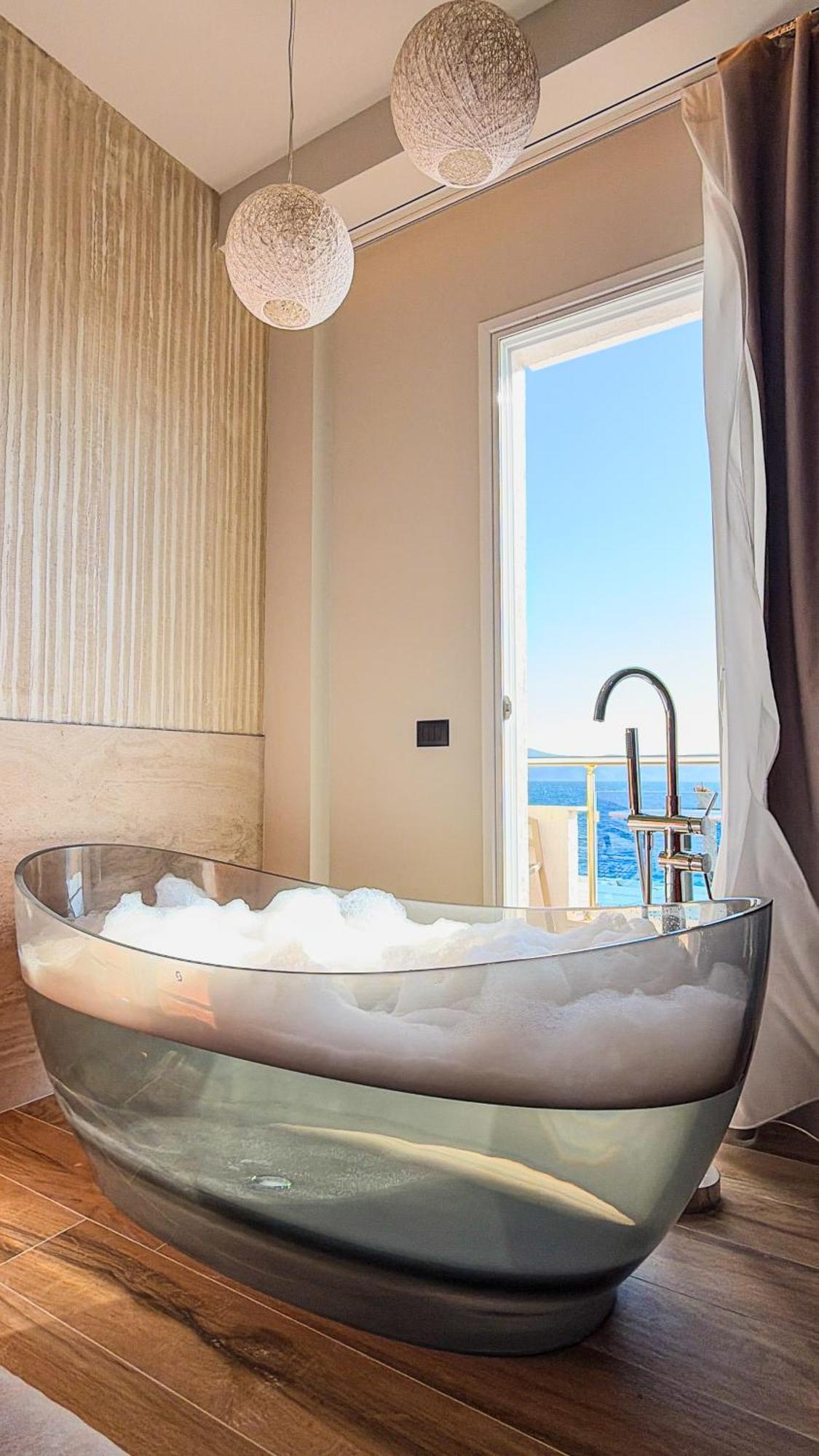 Junior Suite with Bath Tub and Balcony Sea View